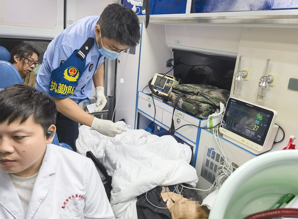 “零延迟 零等待”！皇岗边检站为患者返港救治接连开启“生命健康通道”