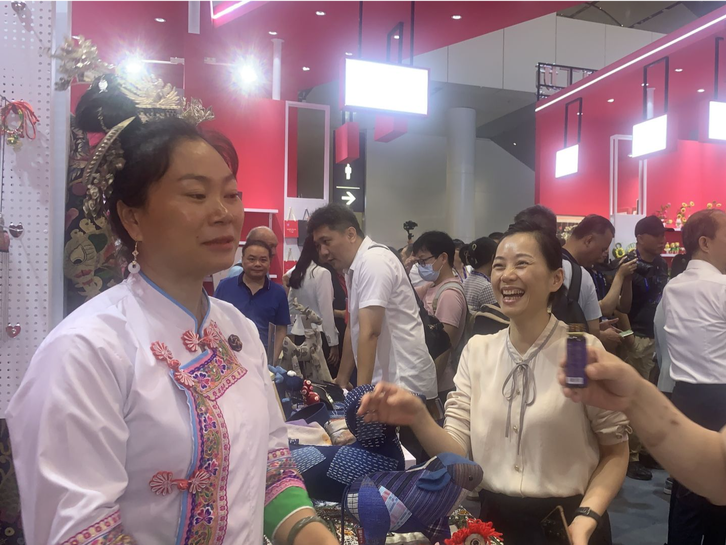 “文博会4天我的展品已经卖完两批啦！”  贵州刺绣文博会走俏