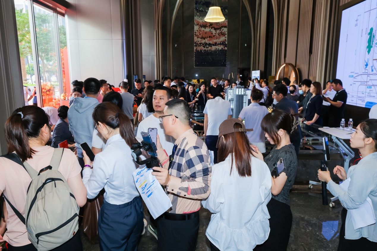 悦见和府实体样板间及实景园林开放