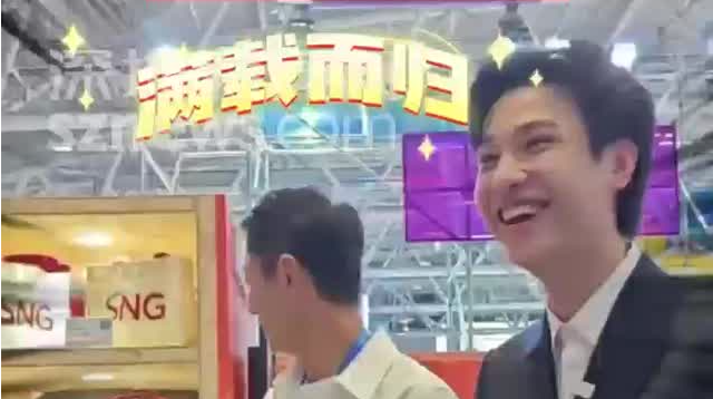  文博会现场，百万主播东哥被深圳报业集团周边“硬控”30秒