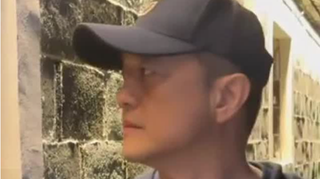 网曝李亚鹏拖欠工资？网友：还好王菲跑得快