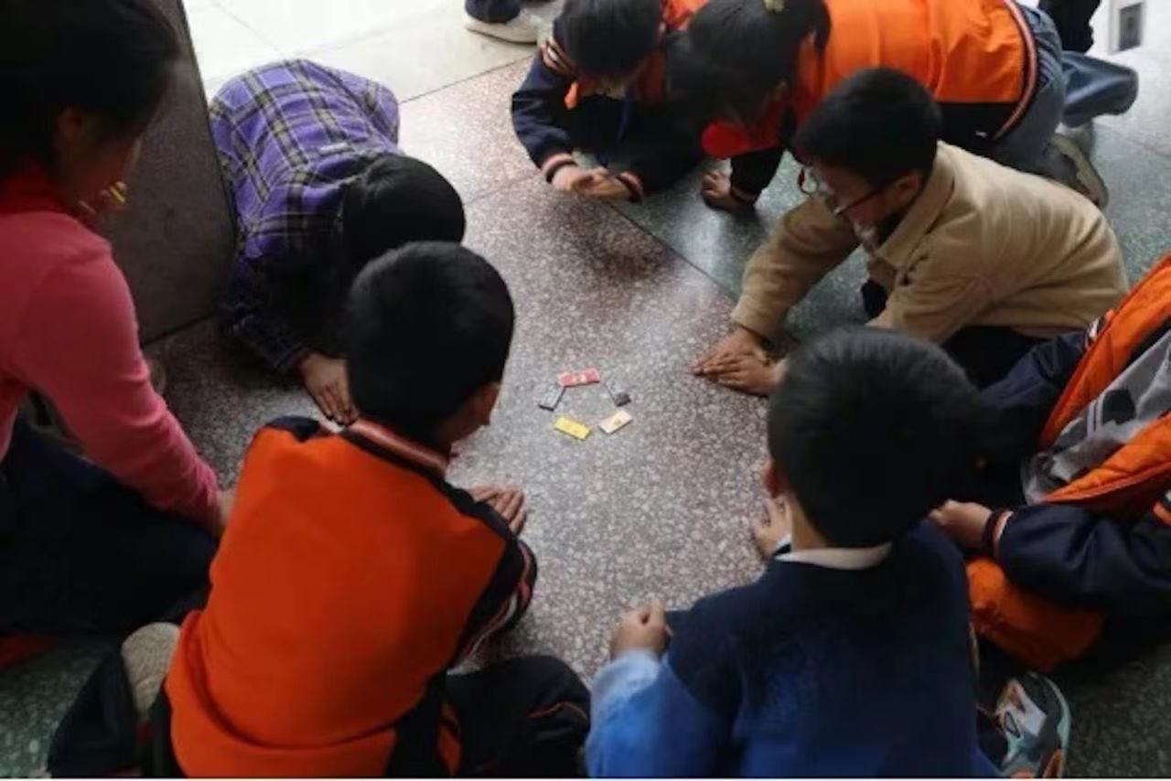 民生直击｜“烟卡”流行学生圈 家长老师应如何正确引导？