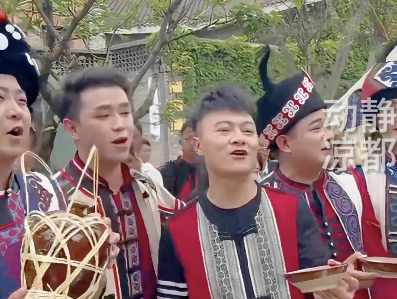 在贵州六盘水的长桌宴上，体验一回“高山流水”的痛快畅饮