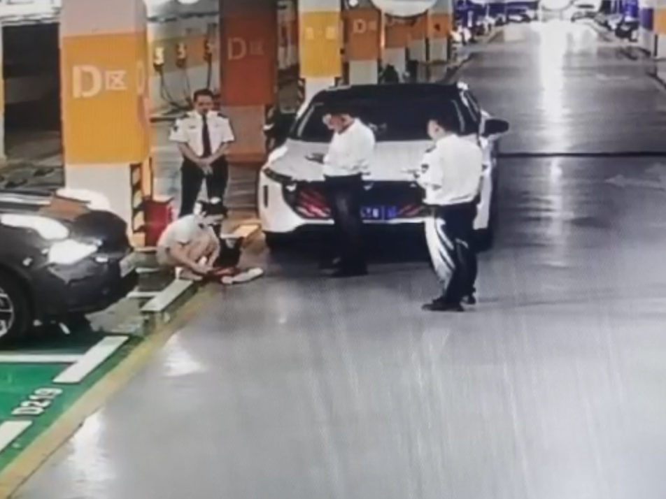 一小区业主遗失20多万元现金着急报警，物业保安接报20多分钟后寻回归还
