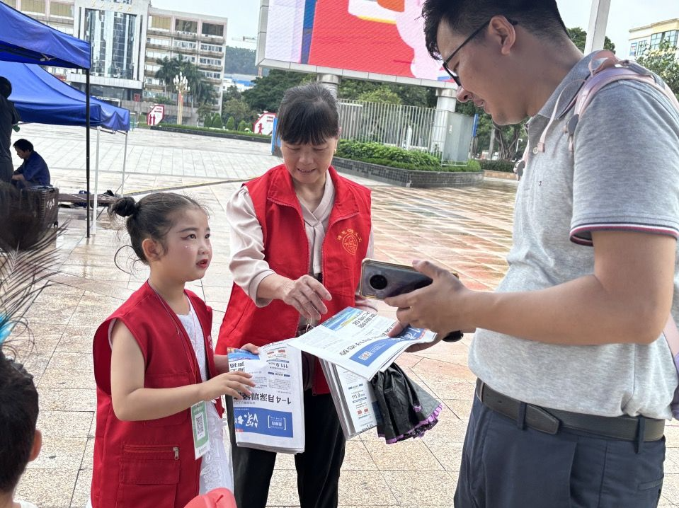 “卖报小行家”来啦！光明区萌娃街头义卖献爱心