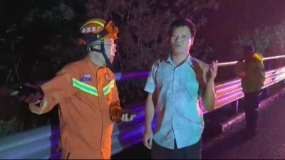 梅大高速路面塌方车辆陷落人员被困，深圳小哥向险而行勇救6人