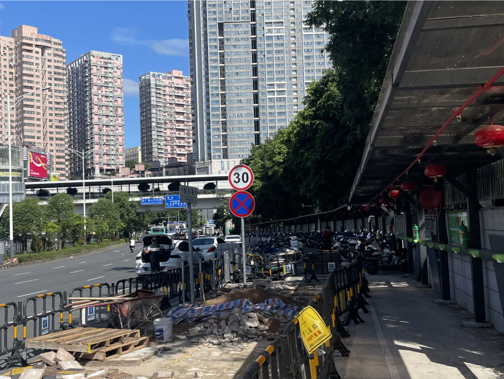 网友反映深圳东站周边有车辆违停占道，记者实地调查发现……