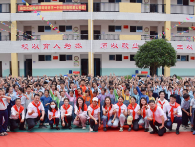 二十年公益初心不变，深圳“律师妈妈团”将爱与希望送到远方