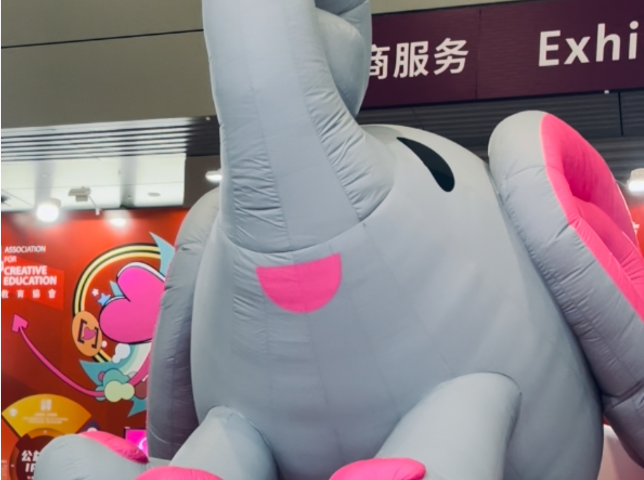 “比耶”打卡！文博会上，有爱小飞象圈粉小萌娃