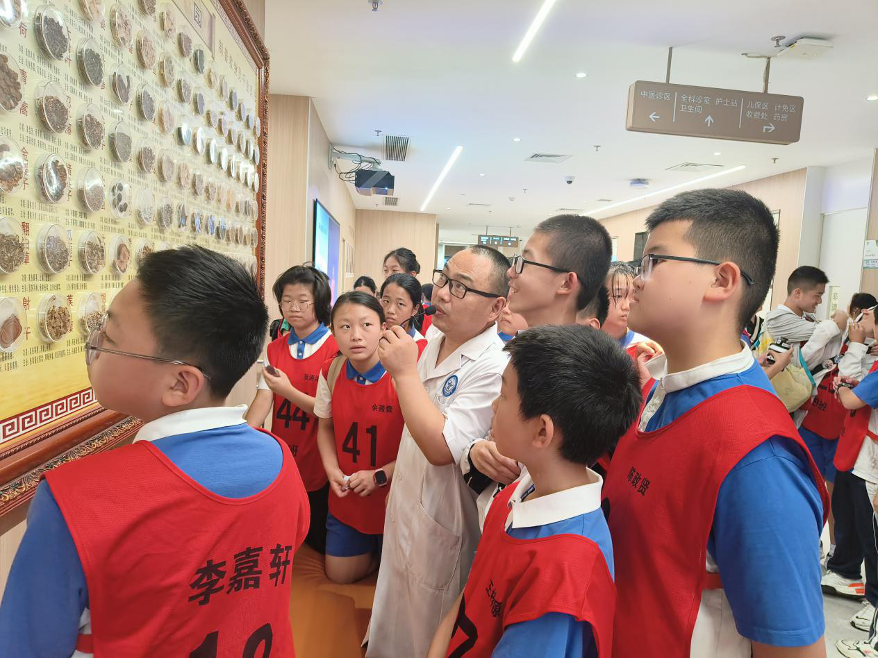 水贝社区举办青少年研学之旅暨民法典普法宣传活动