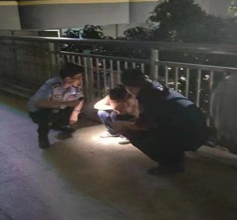 雷雨天气紧急助人！“五一”假期的温暖“警”色