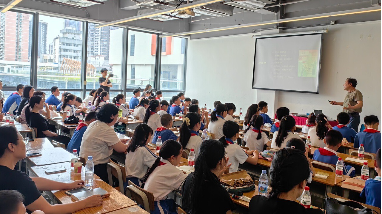 原来文学这么有趣！作家鲁克做客深圳“红领巾讲解员活动”