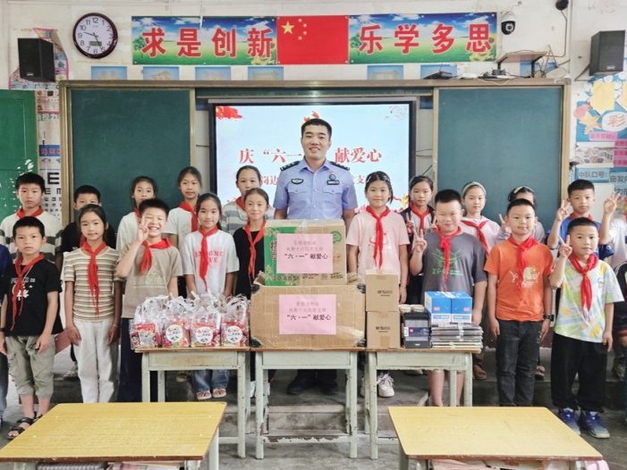 皇岗边检站民警向广西三江学子送上“六一”爱心礼物