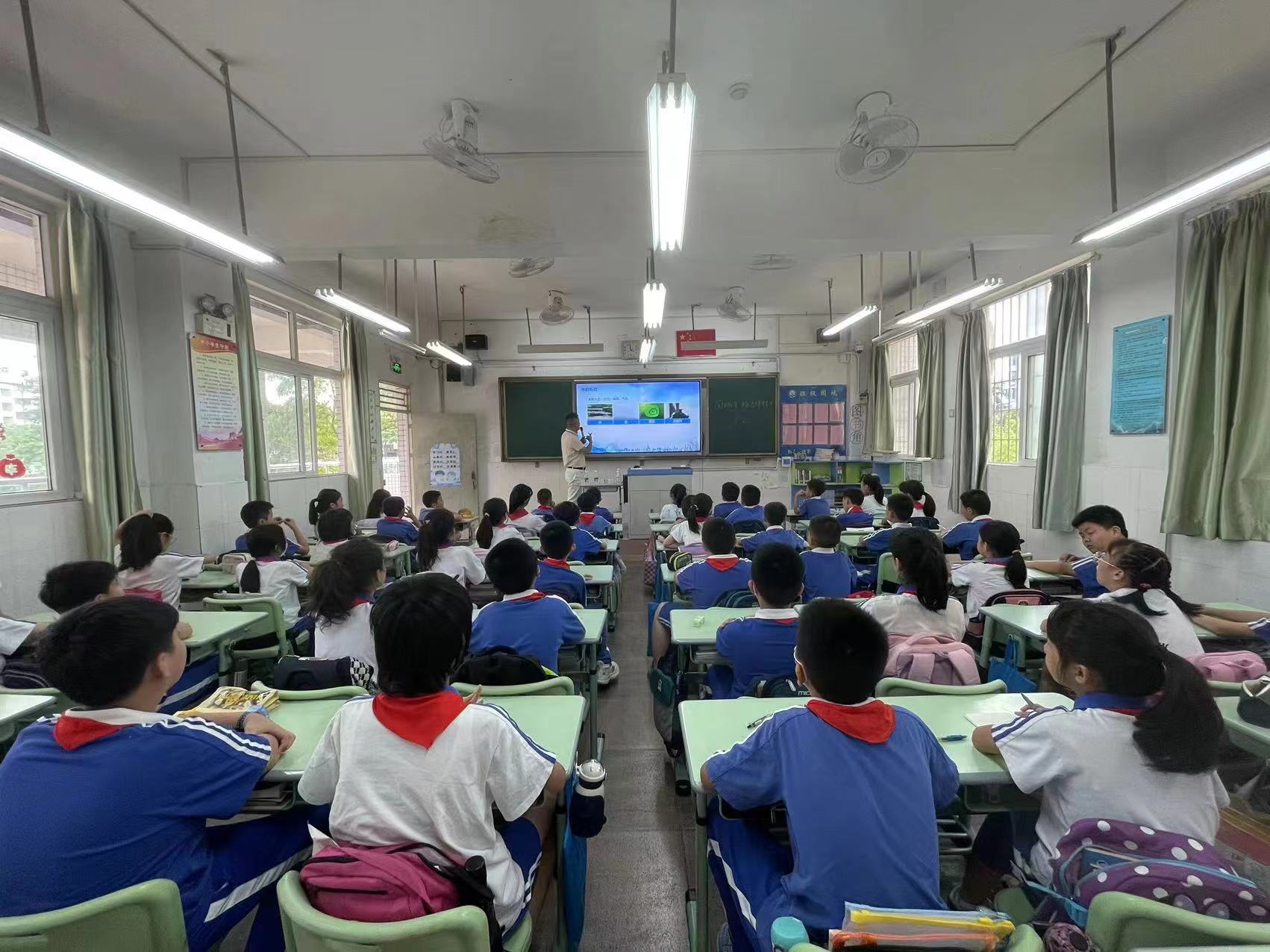 坪地街道组织开展科普讲座和科普小实验互动活动