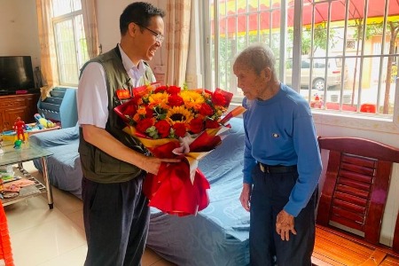 中山阜沙镇为百岁复员军人冯八元祝寿