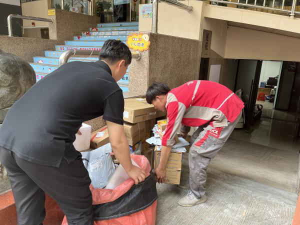 快递小哥就医“六优”“六免” 深圳首批两家“暖新医院”挂牌，为新就业群体提供专属医疗服务
