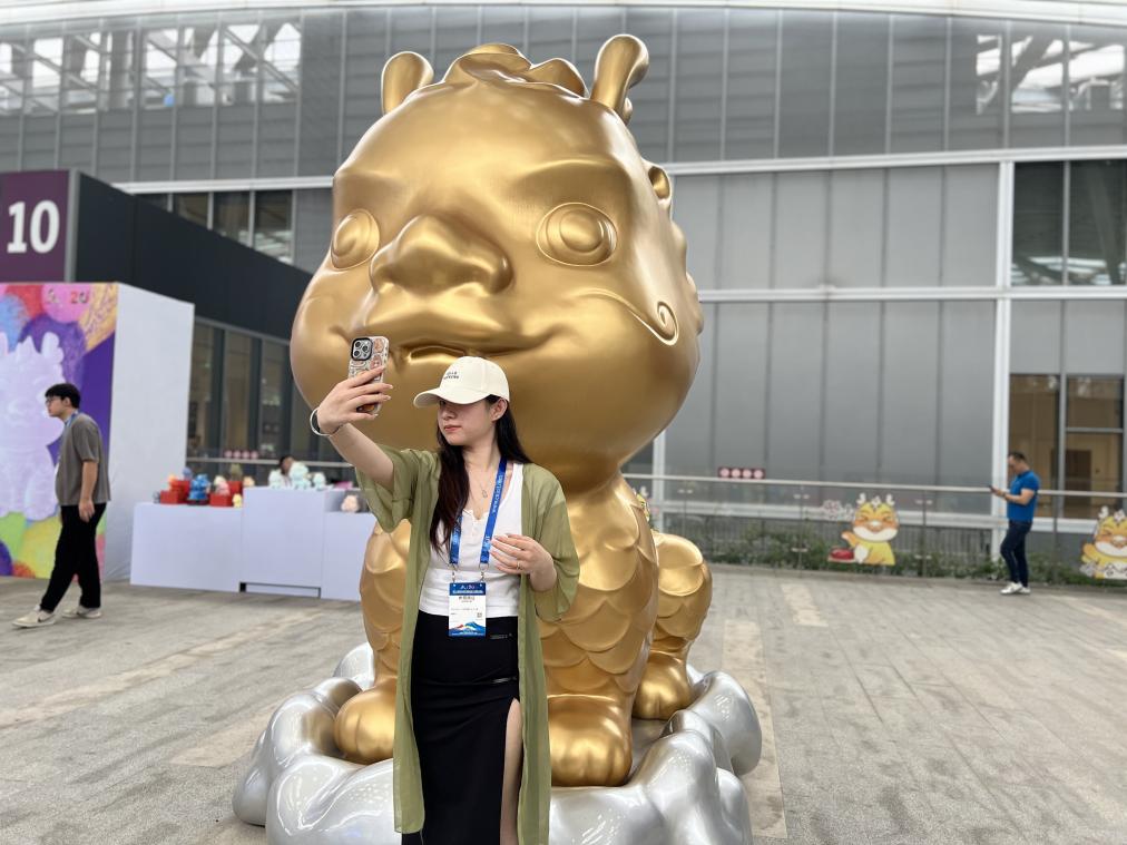 《啵啵龙》《快乐起飞鸭》《一盆有钱花》……2024“无界——深港澳青年艺术大展”来啦
