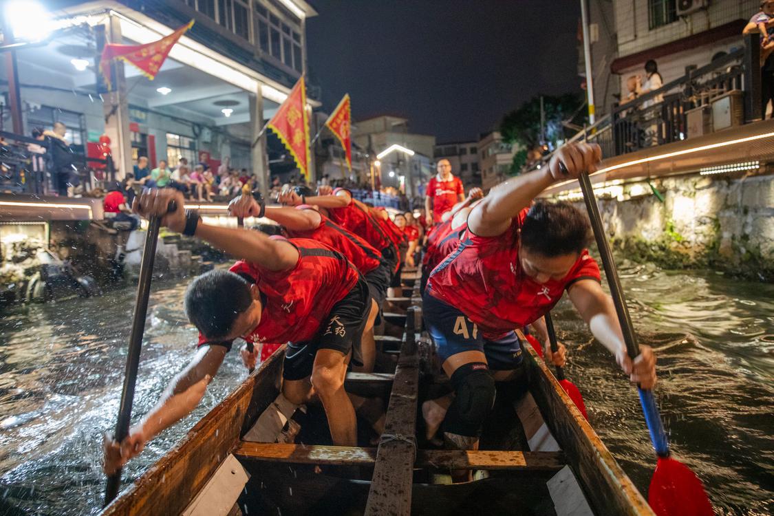 “担凳仔，霸头位”叠滘龙船漂移任你睇