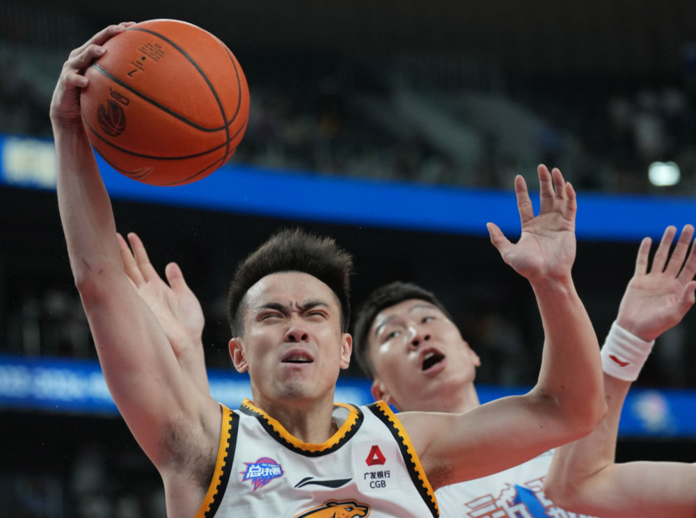 辽宁男篮4:0横扫新疆男篮，加冕CBA三连冠
