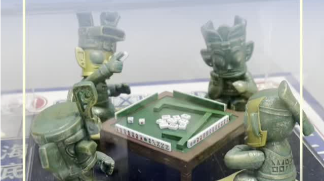 萌翻了！三星堆青铜小人在文博会打麻将