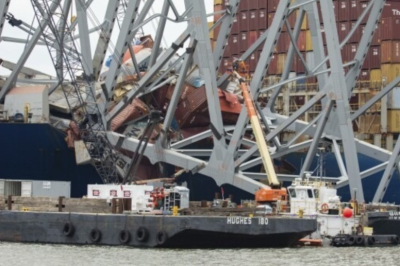 美国巴尔的摩倒塌大桥残骸拆除作业开始