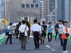 日本东京举行“高架道路散步”活动
