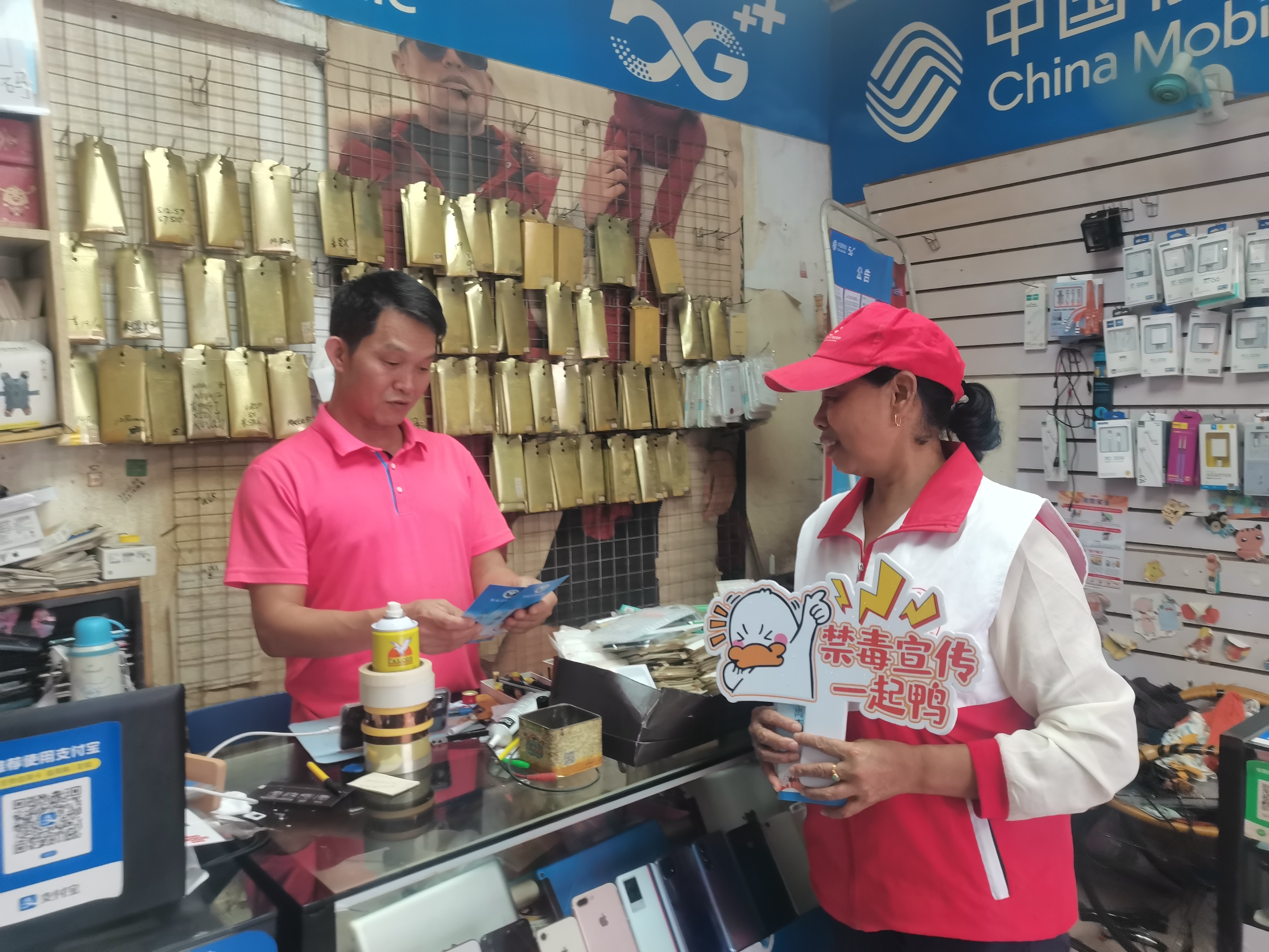 碧岭街道禁毒志愿宣传走进城中村