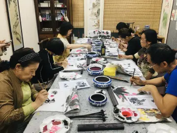 园岭街道南天社区开办长者国画班