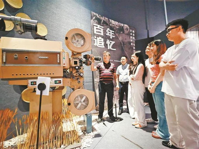 文博会搭建合作的桥梁交流的舞台，以文会友以展带商不亦乐乎