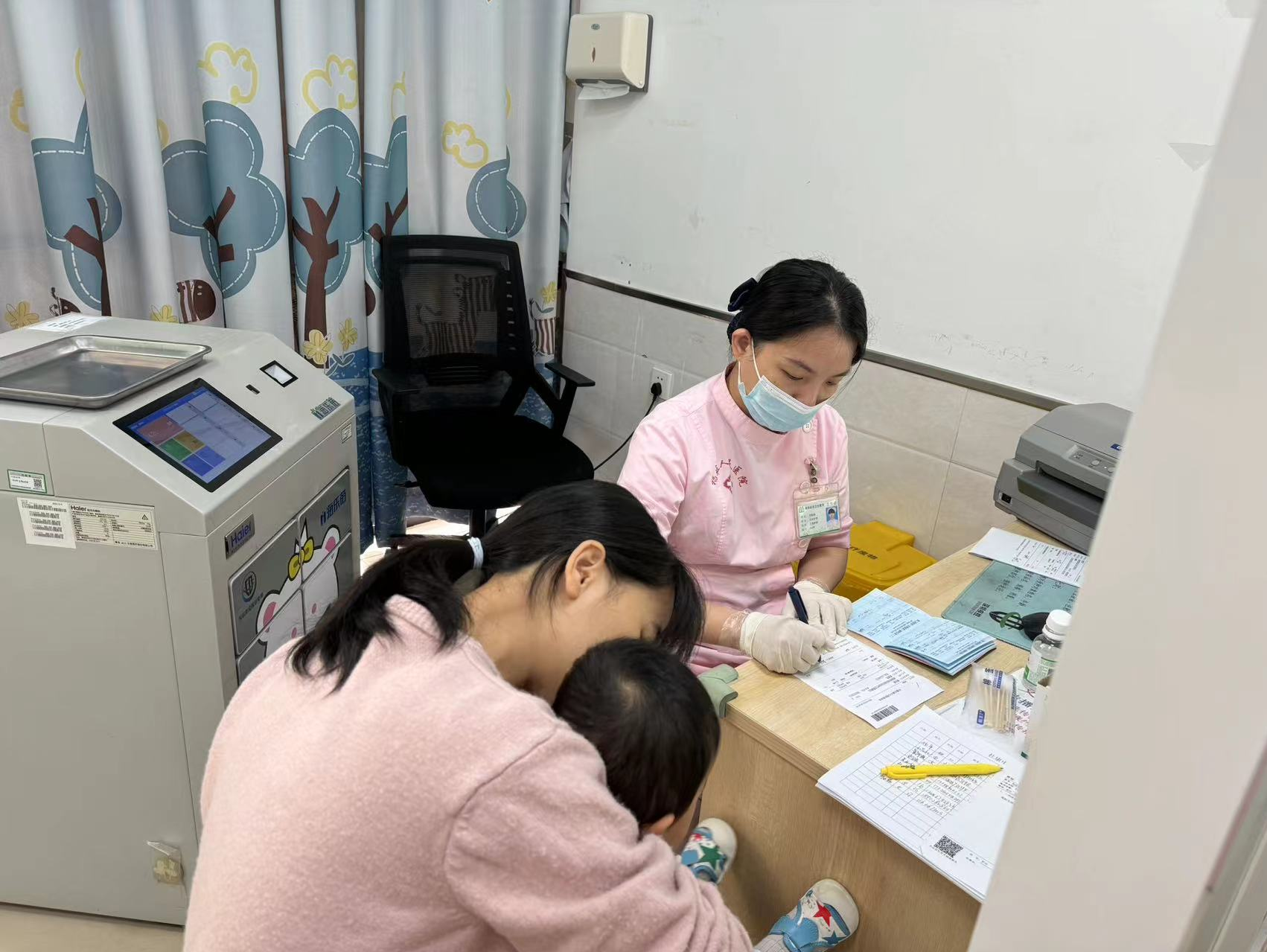 “五一”假期医疗服务不打烊  家庭医生上门为居民提供居家医疗服务