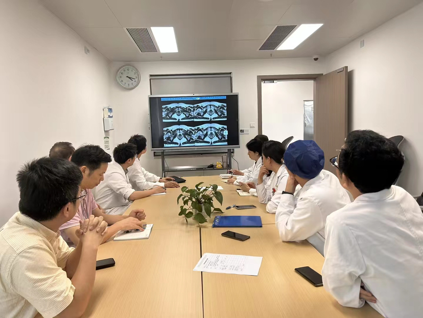 “双镜合璧”！龙岗区四院成功完成两例超低位直肠癌保肛极限手术