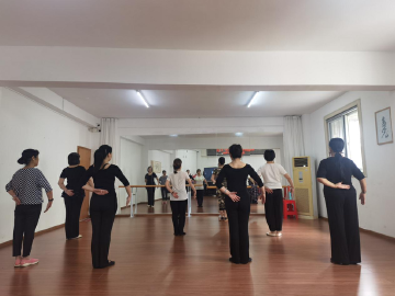 “舞韵映华章，步姿绽风采”——园岭街道红荔社区举办“五四”青年节系列活动