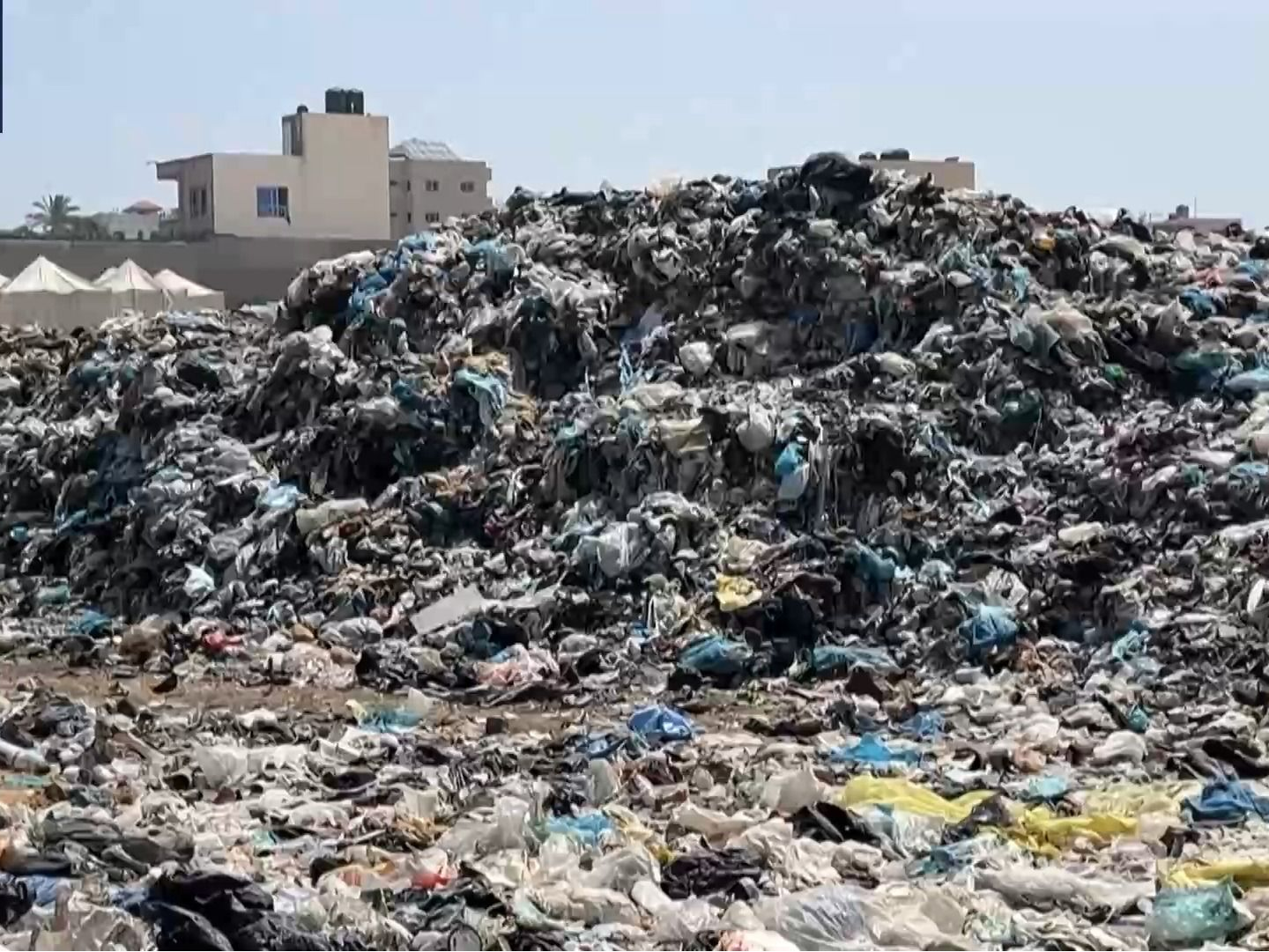加沙地带垃圾山滋生大量蚊虫 民众健康受威胁
