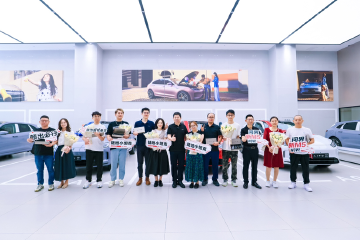 问界新M5开启规模交付 余承东为首批车主交付新车  
