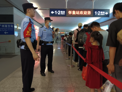 火车站出现“人从众”，佛铁警方多项举措守护旅客平安出行