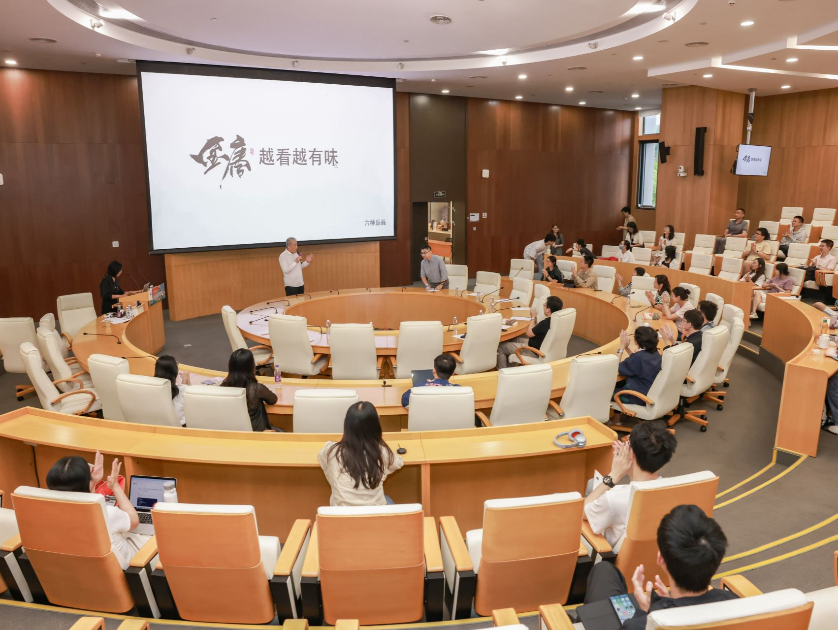 六神磊磊：“在港中大（深圳）遇到了这两年接触到水平最高的大学生提问”