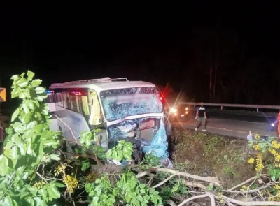 致1死33伤！泰国一载有中国游客大巴发生车祸，司机当场死亡