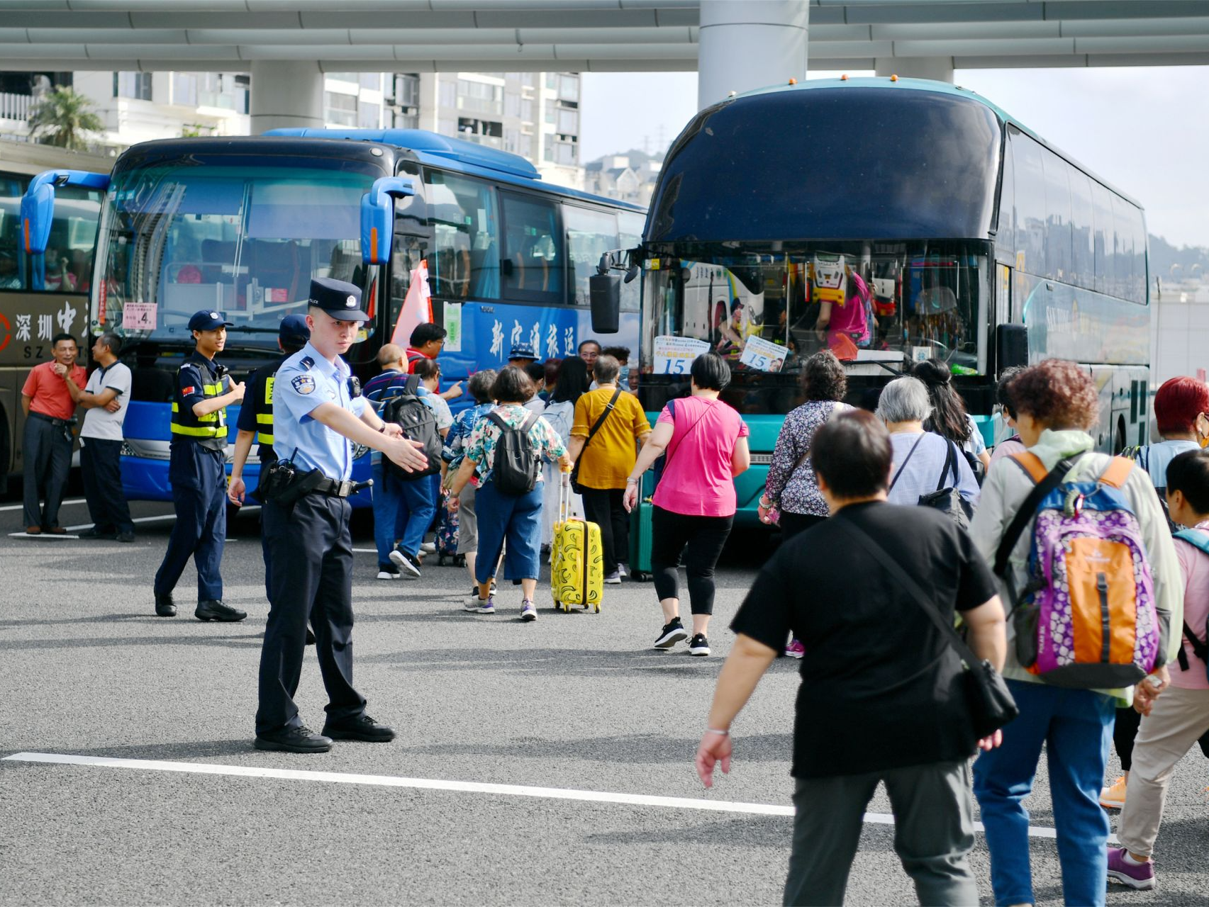 莲塘口岸开设专用通道，千人团队实现快速通关