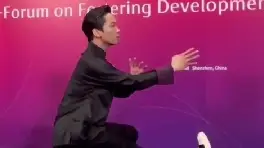 常宏基现场表演“咏春蹲”
