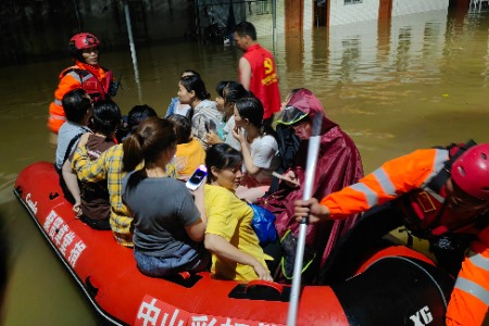 转移被困群众、清理泥浆路面……中山这群“逆行者”守护市民安全
