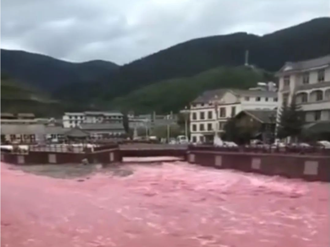 岷江河水异常发红，当地回应：经检验无毒，饮用水未受影响