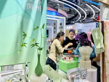 文博会｜丝绸便携毯半天被抢光，商家：“货都不够卖！”