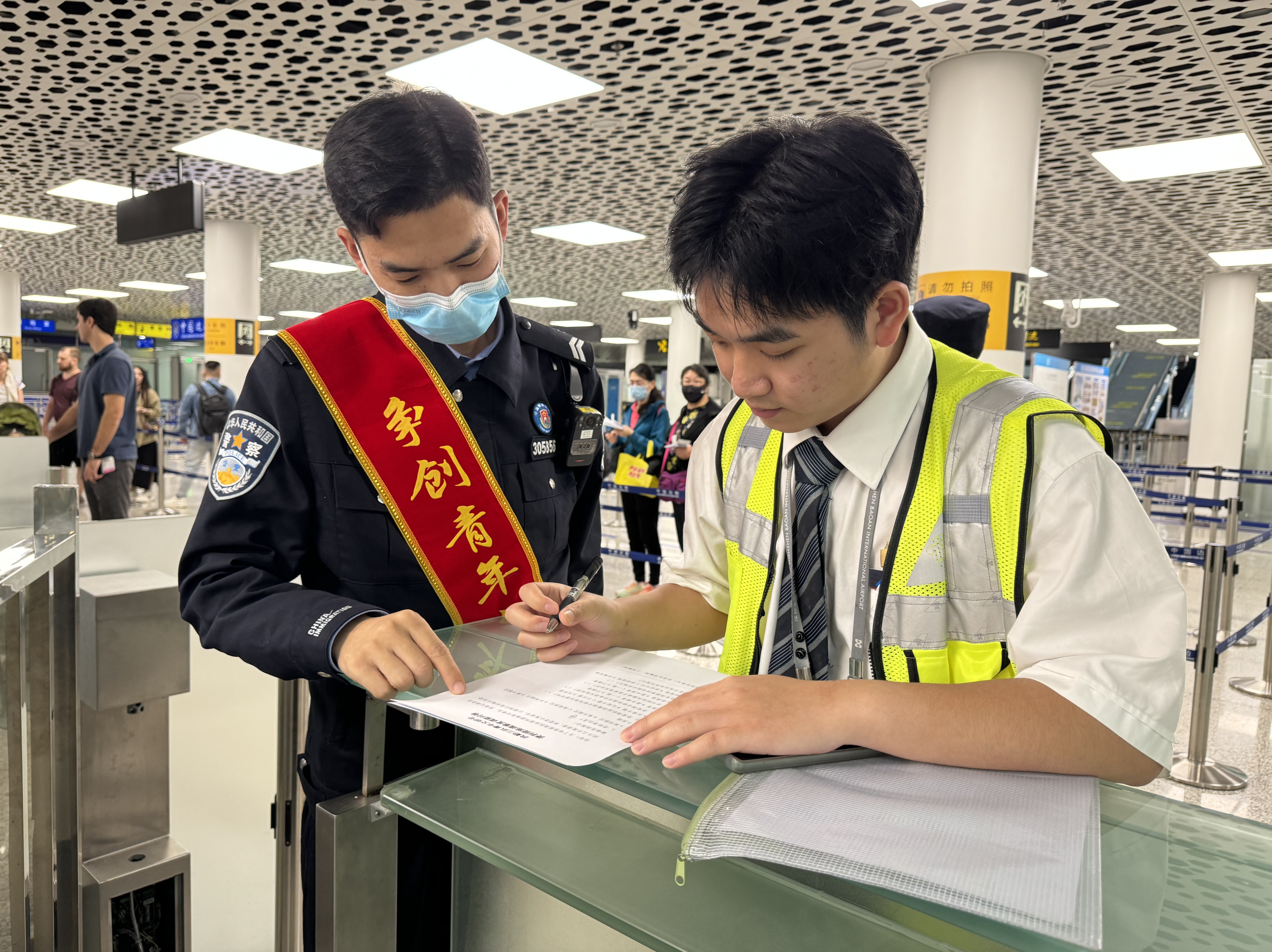 深圳机场边检站执勤三队举办青年文明号开放周活动