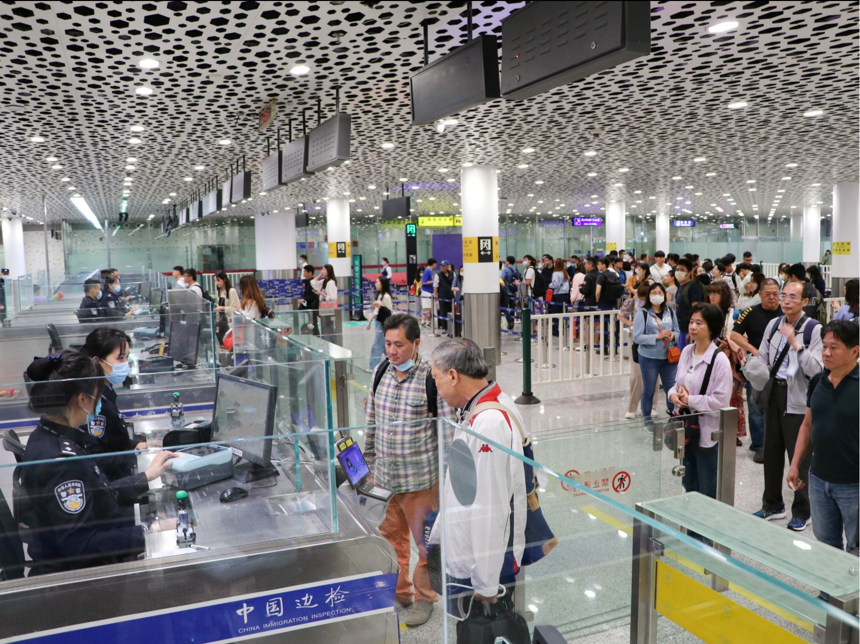 假期首日同比增长约119%，深圳机场口岸预测出入境高峰在这些时段