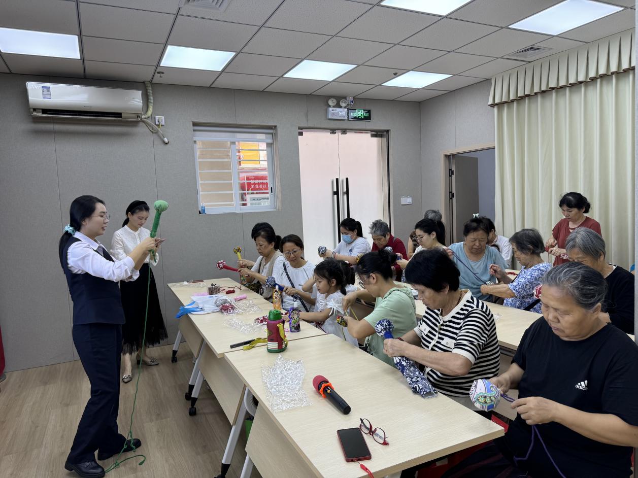 园岭街道鹏盛社区组织开展艾草养生锤手工制作活动