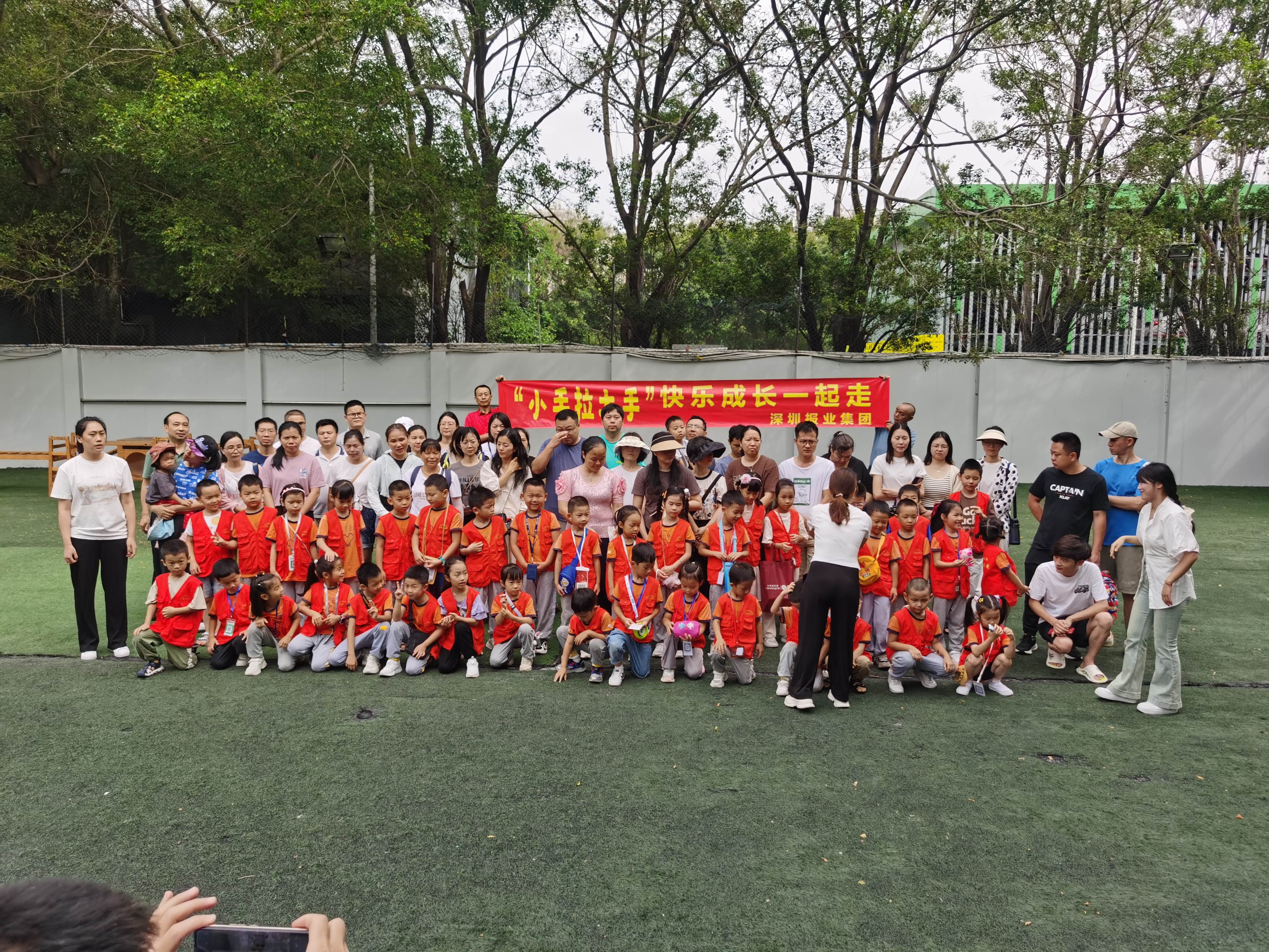 “大手拉小手 快乐一起走”卖报活动举行