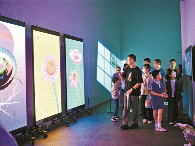 在光影水墨间品味诗与远方 “五一”假期市民热衷打卡艺术展
