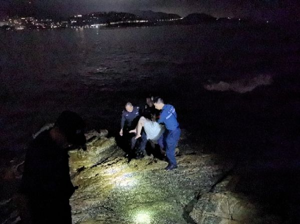 深夜一女子欲跳海轻生，危难时刻海警紧急救援