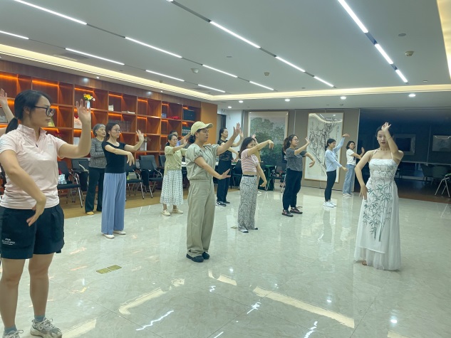 白天上班 晚上学艺｜园岭街道以“党群夜校+”，赋能职工助力街社高质量发展