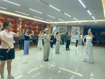 白天上班 晚上学艺｜园岭街道以“党群夜校+”，赋能职工助力街社高质量发展